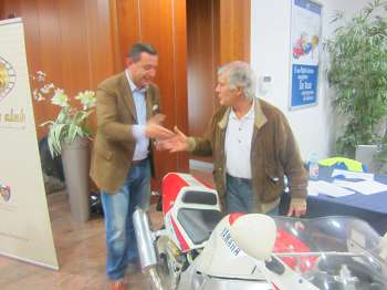 YAMAHA FZR750R (OW 01) autografata da Giacomo AGOSTINI